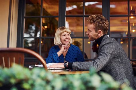 Waarom jonge mannen vallen op oudere vrouwen:。